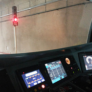 ボスポラス海峡トンネルの信号システムは独シーメンス製を導入。写真は運転台の様子