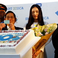 JR西日本「ICOCA」10周年記念セレモニーに参加した仲間由紀恵さん