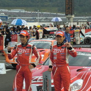 GT500チャンピオンを獲得した立川祐路（左）と平手晃平。