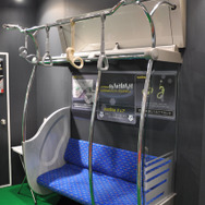 「鉄道技術展」の総合車両製作所ブースに展示された次世代ステンレス車「sustina」のインテリア
