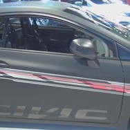SEMAショーでホンダのストリートカーを紹介するサイモン・パジェノ（動画キャプチャ）