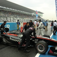 第2レースがあるため、チームスタッフは大忙しの一日（第1レース3位のオリベイラ車）。