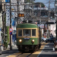 併用軌道区間を走る江ノ電の電車。