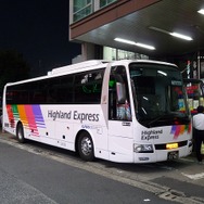 新宿駅の高速バスターミナルで発車を待つアルピコ交通の夜行高速バス。