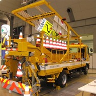 西日本高速道路メンテナンス九州のラバーコーン自動設置・回収車「ロボコーン」