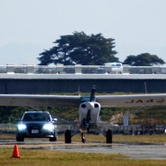 スタート地点で待機する小型機「クリステン・インダストリー A-1」と、荒さんがドライブする「RS6 Avant」。
