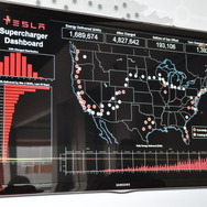 テスラLA、エントランス。米国内の充電ポイントの状況とエネルギー使用が一目で分かる