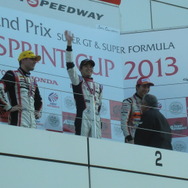 GT300第1レースの表彰式。左から2位ビルドハイム、優勝の佐々木大樹、3位の小林崇志。