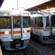 JR東海の在来線も利用できる。写真は関西本線の普通列車（左）と高山本線方面に向かう特急『ひだ』（右）。