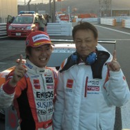 GT500第2レースを制した大嶋と、チームルマンの土沼広芳・総監督。
