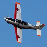 T-7練習機もテストパイロットが操縦すると激しい挙動を見せる。