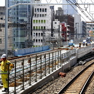 秋葉原駅のホームから東京駅方面に伸びる東北縦貫線の高架橋。この先で東北新幹線の高架上に進入し、神田駅付近は新幹線と縦貫線の二重高架となる。