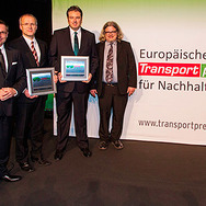 表彰を受けたDettling欧州販売責任者（左から2番目）