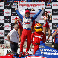 2013年インディカー・シリーズ第3戦ロングビーチで初優勝を飾った佐藤琢磨。写真：Honda