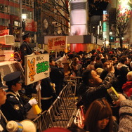 規制線が破られ、群衆が交差点になだれ込んだ（2013年1月1日・渋谷区渋谷駅前交差点）