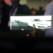 HUDには後方カメラで捉えた映像情報として表示。後続車が近づいてきたときの警告の意味合いもある