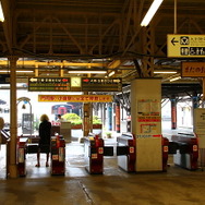 保存修理工事に着手する直前の門司港駅舎の改札口。