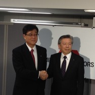 三菱自動車の益子修社長（左）と次期社長の相川哲郎常務