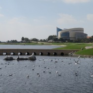 ドバイ郊外、アル・バディアゴルフクラブにて発表会は行われた。ドバイの水道は海水の