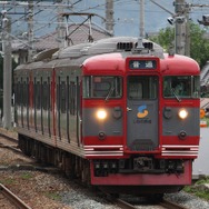 しなの鉄道線を走る115系の普通列車。