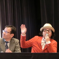 左は東京大学、慶応大学教授の鈴木寛氏。右はトルク取締役および開発者、AR三兄弟の長男の川田十夢氏。
