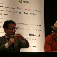 左は東京大学、慶応大学教授の鈴木寛氏。右はトルク取締役および開発者、AR三兄弟の長男の川田十夢氏。