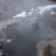 葛温泉・高瀬館の露天風呂。自然冷却により成分を薄めていないのが自慢。