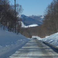 この程度の圧雪路は楽勝。轍が深いところも最低地上高がそこそこ高いため、安心して通過できる。