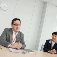 日本商品企画部の富岡保リージョナルプロダクトマネージャー（左）と日本商品企画室の島村盛幸氏（右）