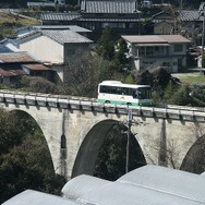 「幻の五新鉄道」こと阪本線の路盤を改築したバス専用道を走る奈良交通のバス。南海が実施する4月のツアーでは、貸切バスで専用道をたどる。