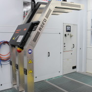 近赤外線乾燥機REVO（左）とコントロールボックス（右奥）（ベリーニ鹿児島）