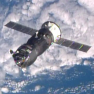 ISSに接近するプログレス補給船（55P）（4月10日、出典：JAXA/NASA）