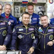 プーチン大統領と交信を行う若田宇宙飛行士ら（出典：JAXA／NASA）