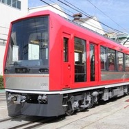 箱根登山鉄道の新型車3000形。4月12日に同社入生田車両基地に搬入された