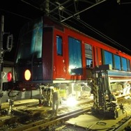 箱根登山鉄道の新型車3000形。写真は4月12日に行われた搬入作業の様子