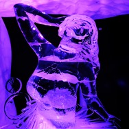 氷によるバレリーナ像