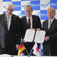 NICT本部にて研究協力協定に調印したNICT 坂内 正夫 理事長（右）、DLR Johann-Dietrich Worner 長官（中）、DLR Hansjorg Dittus 宇宙研究分野担当上級役員（左）
