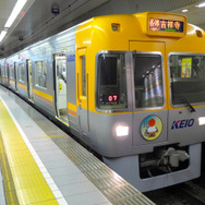 京王は9月から、京王線新宿駅と井の頭線渋谷駅のどちらでも乗降可能な定期券を発売する。写真は井の頭線渋谷駅に停車中の電車