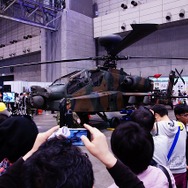 防衛省ブースに展示された戦闘ヘリ「AH-64D アパッチ ロングボウ」は大人気。記念撮影スポットと化していた。
