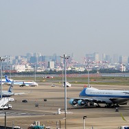 羽田空港内の駐車場から眺めたVIPスポット。撮影は24日午前。