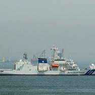 C滑走路の沖合いには警戒に当たる海上保安庁の巡視船。最新鋭の「あきつしま（PLH-32）」だった。