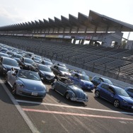 約300台の新旧VWが富士スピードウェイをパレードランした