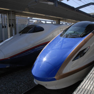 長野新幹線にこのほど投入されたE7系（右）。2015年春の北陸新幹線延伸開業に向けて追加投入を行う。