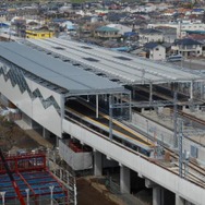 連立事業は引き続き竹ノ塚駅付近などで実施する。写真は2013年に高架線への切替が完了した伊勢崎駅。