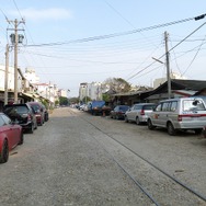 サトウキビ鉄道は虎尾糖廠から先、虎尾の中心市街地を貫くようにして敷設されている。一見すると舗装されていない駐車場のようだが、ちゃんとレールが敷かれている。