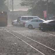 朝8時頃、虎尾糖廠の方向から朝もやをついてサトウキビ列車がやってきた。
