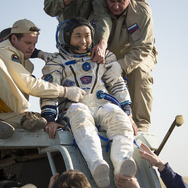 ソユーズ宇宙船の帰還カプセルから2番目に運び出された若田光一宇宙飛行士。