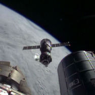 14日朝、国際宇宙ステーションを離れるソユーズ宇宙船。最終的に帰還カプセルのみが切り離されて着陸する。