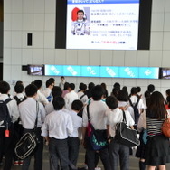 東京江東区・日本科学未来館の1階ロビーで大型スクリーンによる帰還中継映像のパブリックビューイング。250人程度が見守った。
