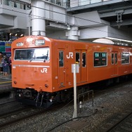 「OSAKA POWER LOOP」は103系8両編成1本を使用する。写真は大阪駅で停車中の103系。